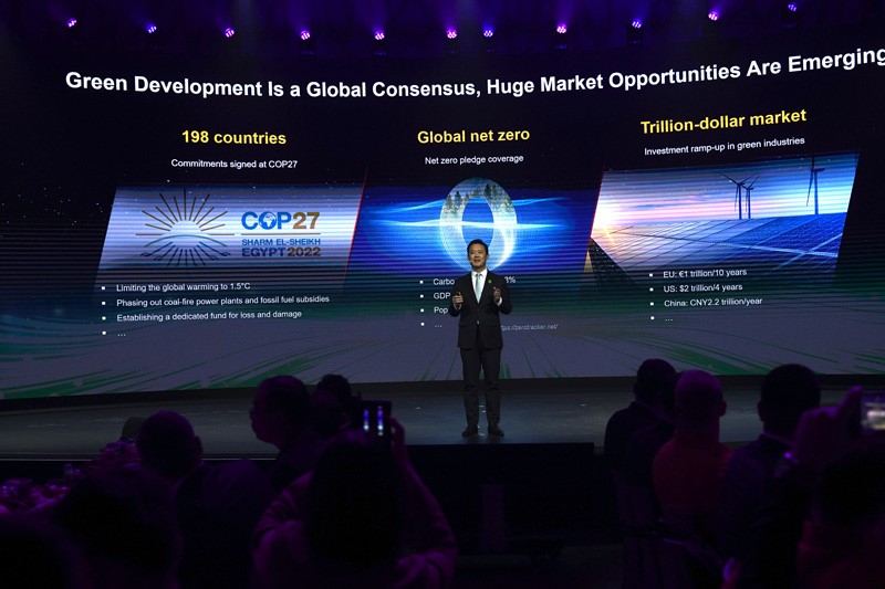 Figure: Charles Yang, Senior Vice President of Huawei and President of Global Marketing, Sales and Services, Huawei Digital Power, delivering a keynote speech.