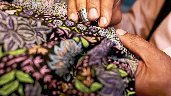 Fig: A karigar embroiders a shawl (Source: Pashmina.com, shared by Varun Kumar)